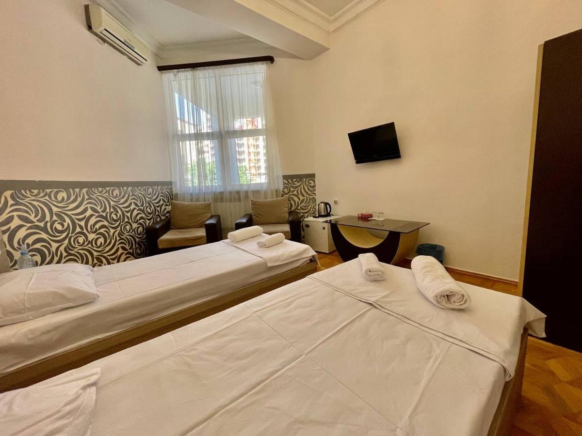 Olive Hotel เยเรวาน ภายนอก รูปภาพ
