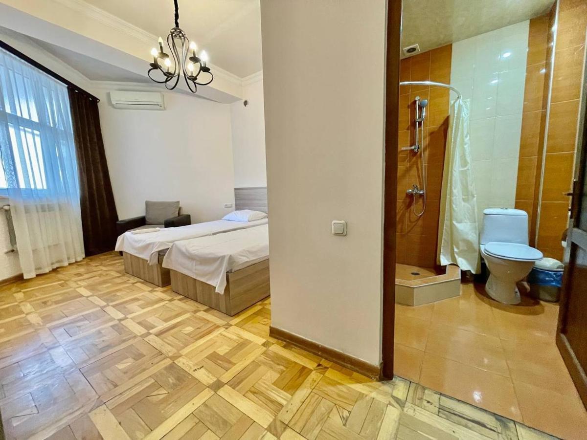 Olive Hotel เยเรวาน ภายนอก รูปภาพ